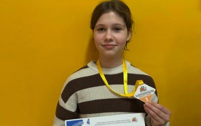 Nagrajenke likovnega natečaja Mini restART prejele priznanja in medaljo